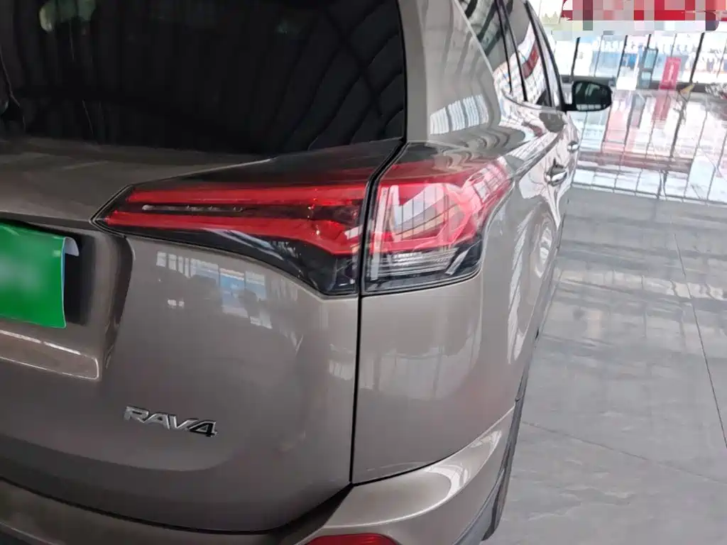 Toyota RAV4 — миниатюра 8