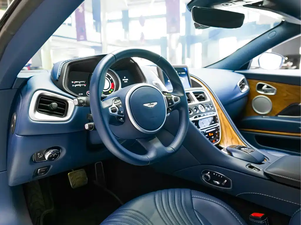 Aston Martin DB11 — миниатюра 11