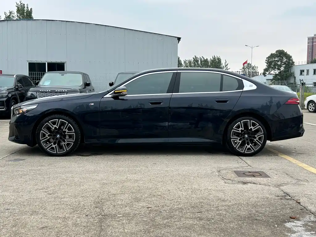 BMW 5 Series — миниатюра 3