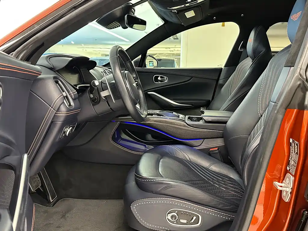 Aston Martin DBX — миниатюра 9