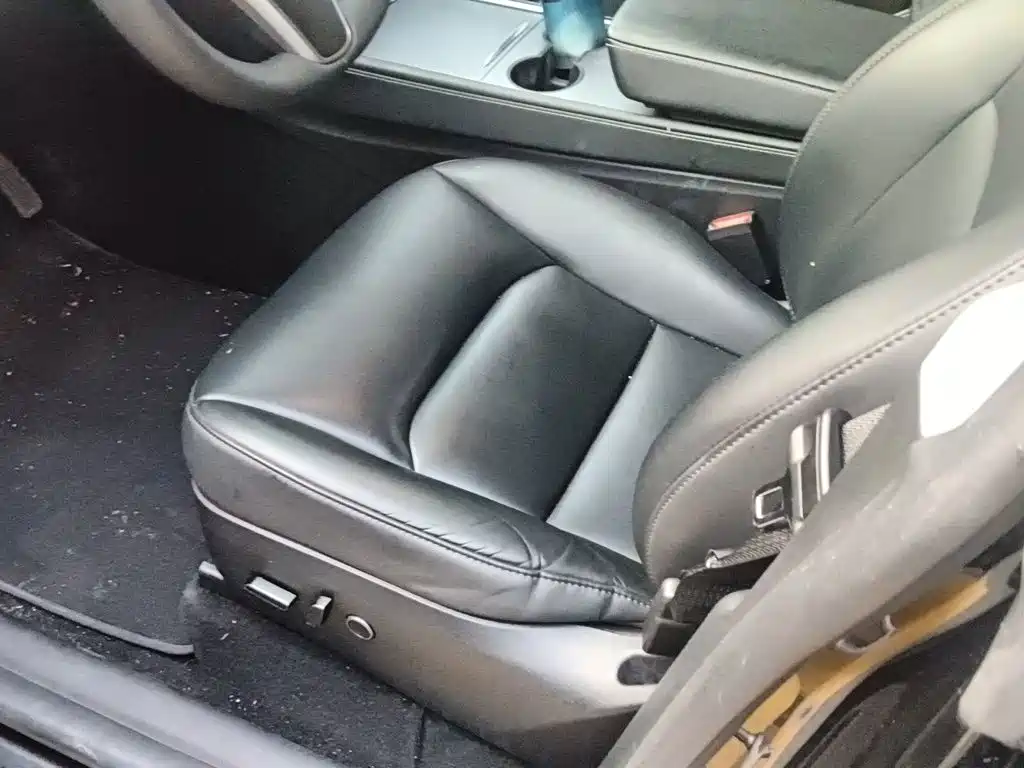 Tesla Model Y — миниатюра 12