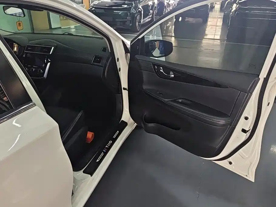 Nissan Tiida — миниатюра 8