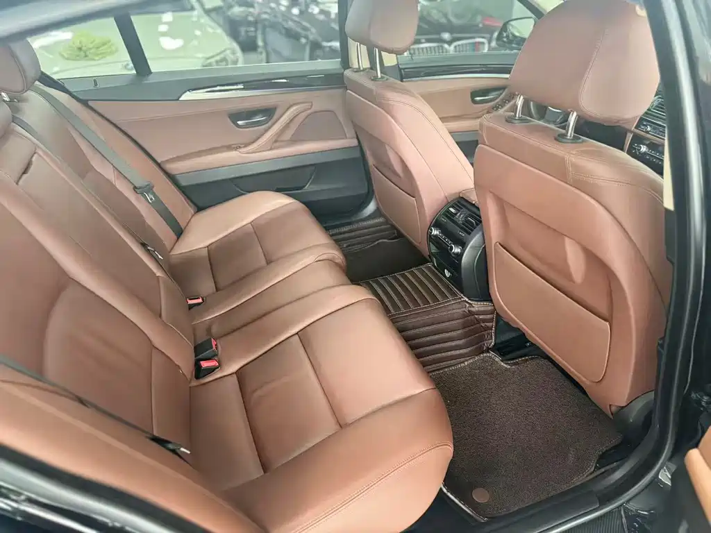 BMW 5 Series — миниатюра 9