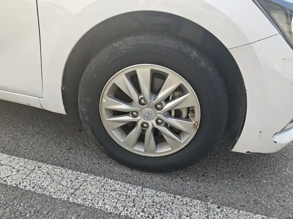 Hyundai Elantra — миниатюра 8
