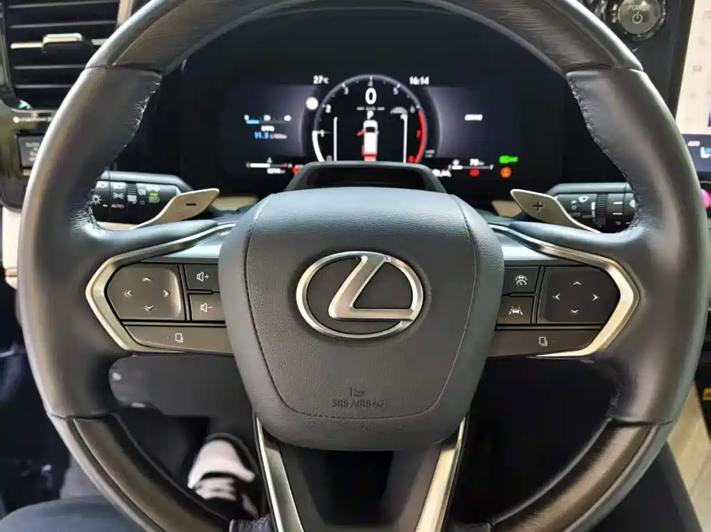Lexus LM — миниатюра 17