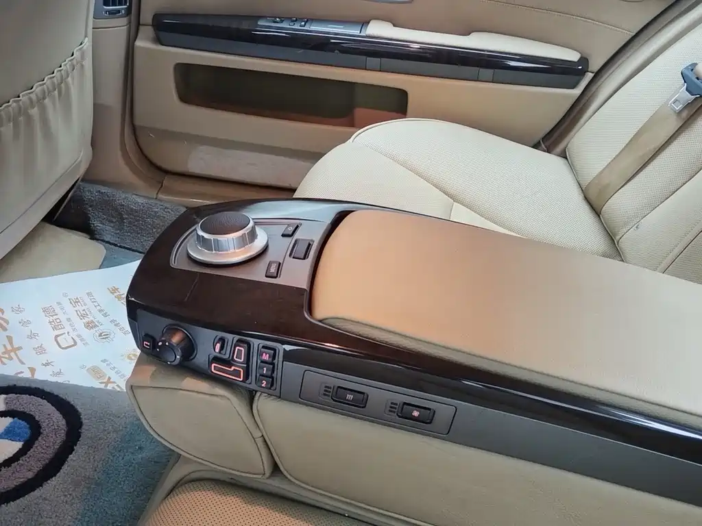 BMW 7 Series — миниатюра 9