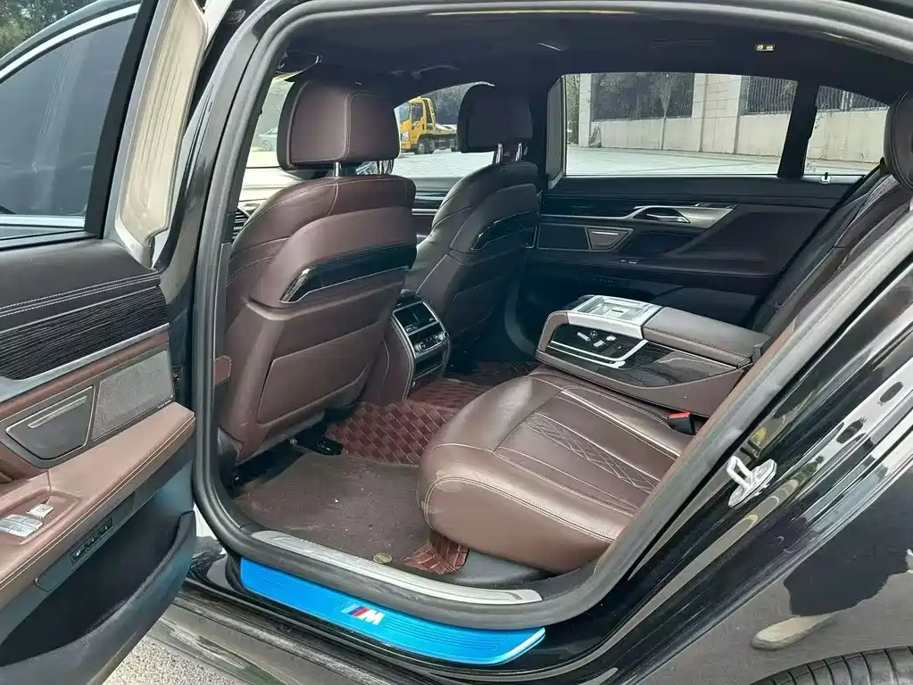 BMW 7 Series — миниатюра 6