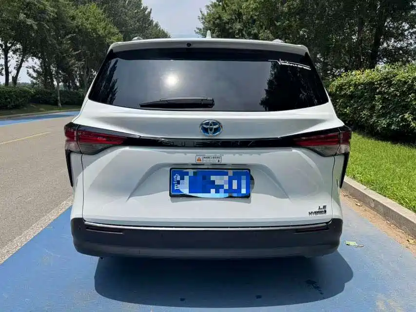 Toyota Sienna — миниатюра 6