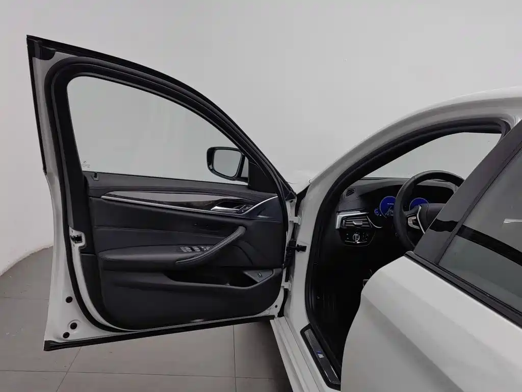 BMW 5 Series — миниатюра 8