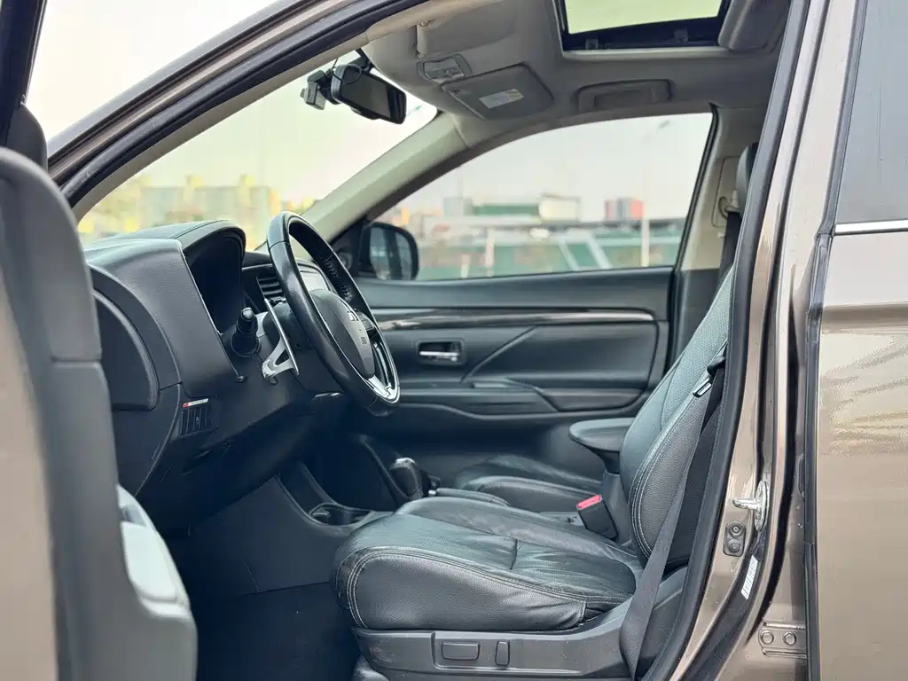 MITSUBISHI OUTLANDER