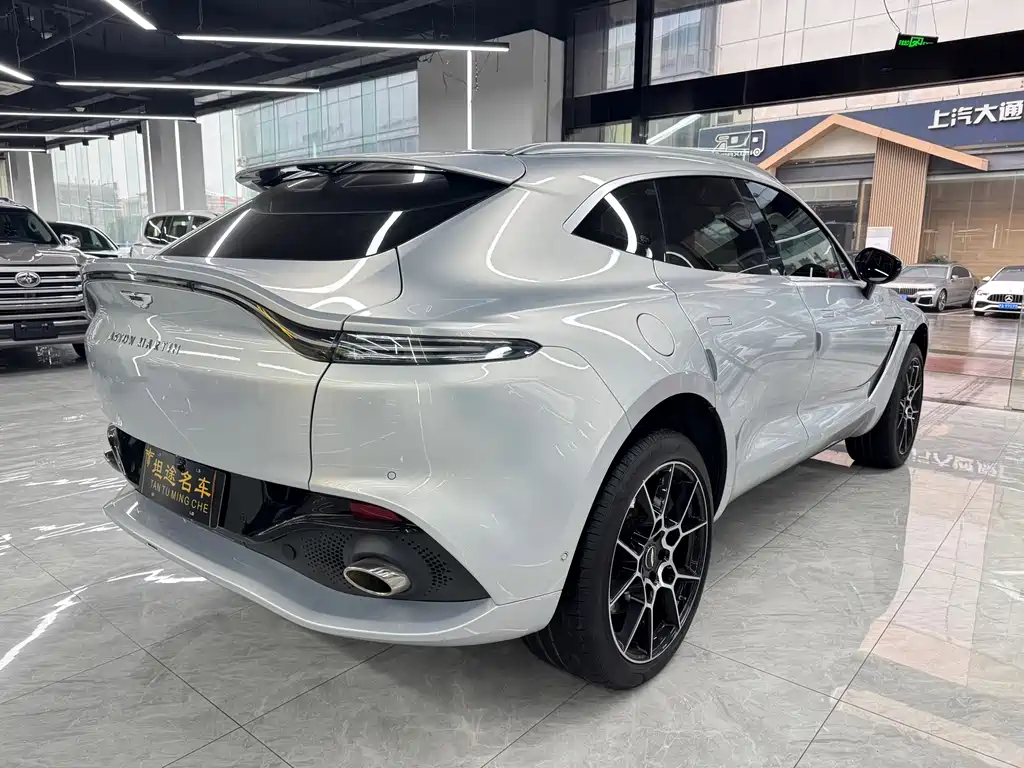 ASTON MARTIN DBX