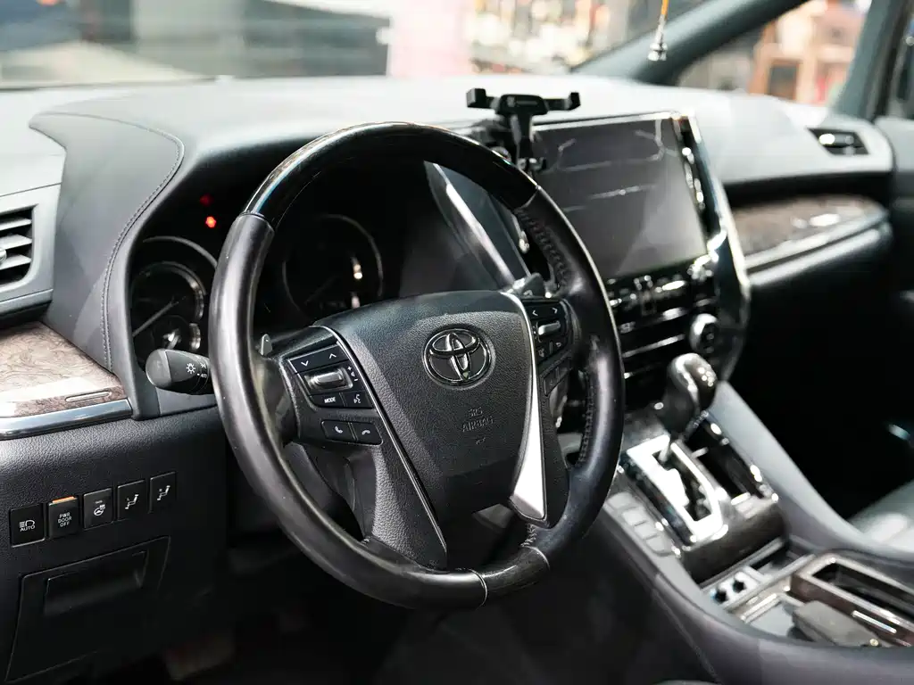 Toyota Alphard — миниатюра 17