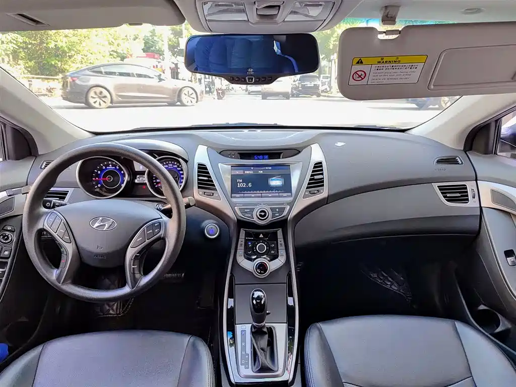 Hyundai Elantra 2016 1.6L AT Luxury