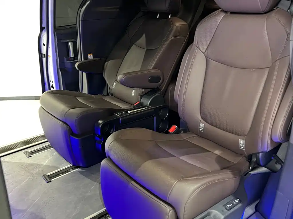 Toyota Sienna — миниатюра 15