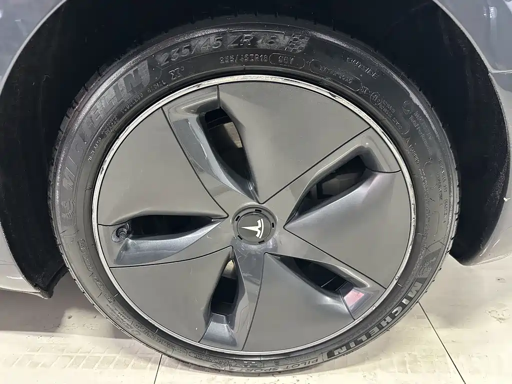 Tesla Model 3 — миниатюра 10