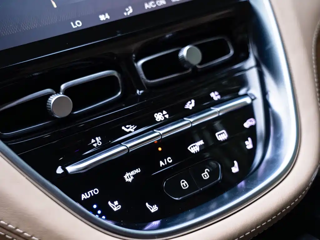 Aston Martin DBX — миниатюра 10