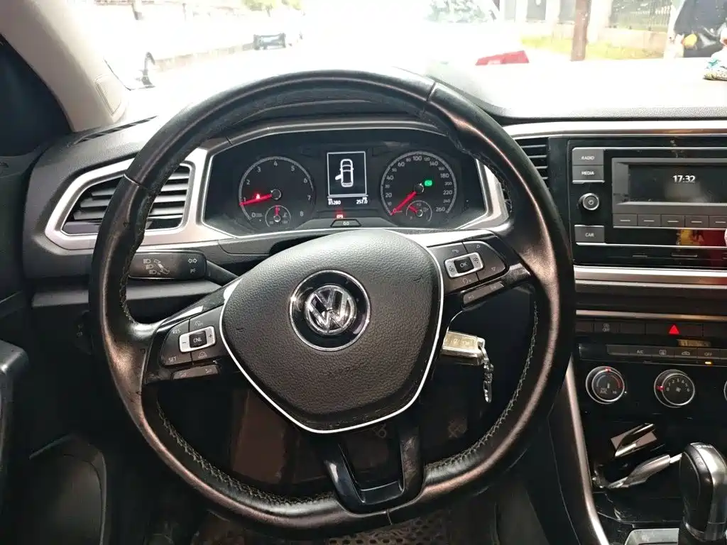 Volkswagen T-Roc 2018 230TSI DSG V