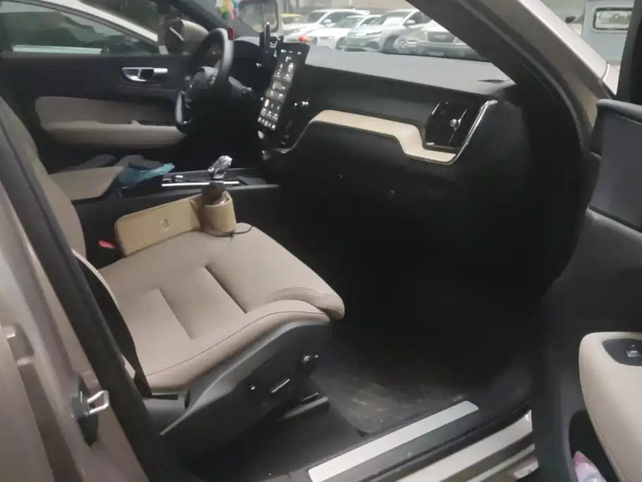 Volvo XC60 PHEV — миниатюра 8
