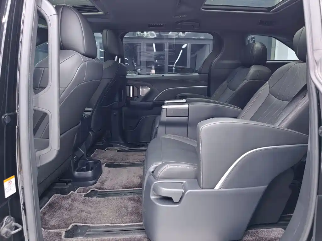 Toyota Sienna — миниатюра 8