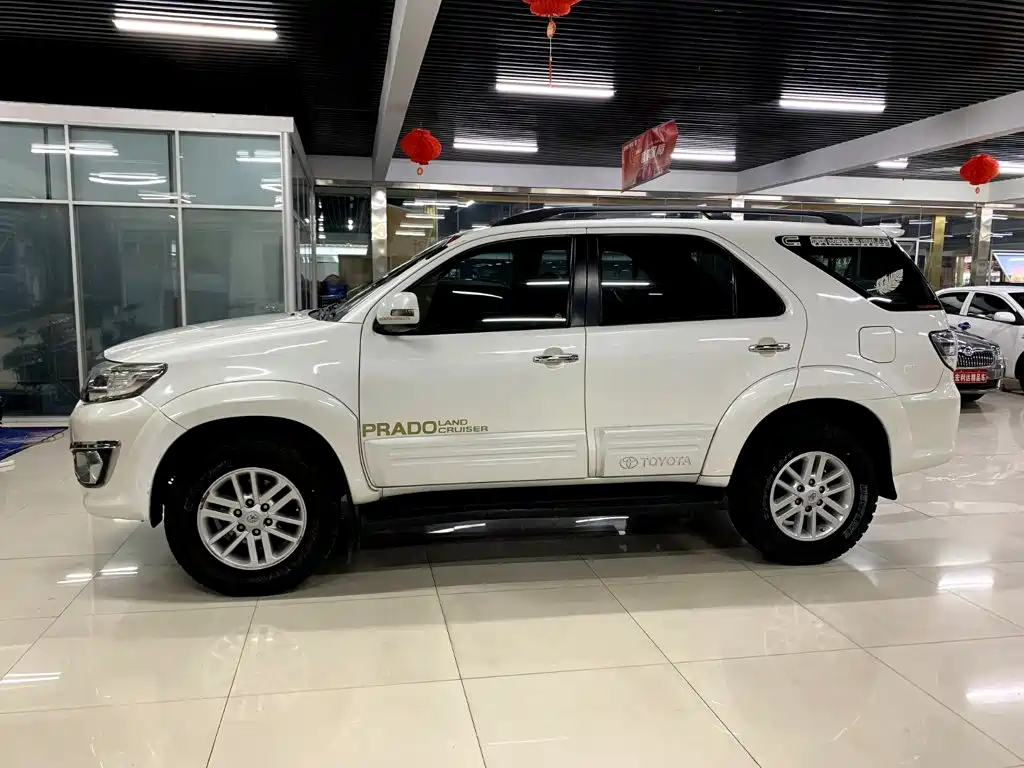 Toyota Fortuner — миниатюра 10