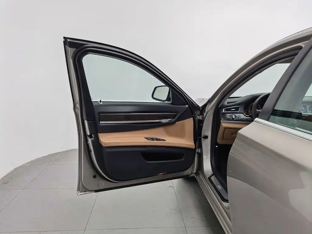 BMW 7 Series — миниатюра 8