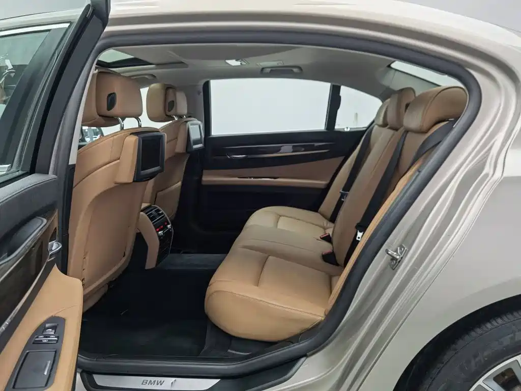 BMW 7 Series — миниатюра 15