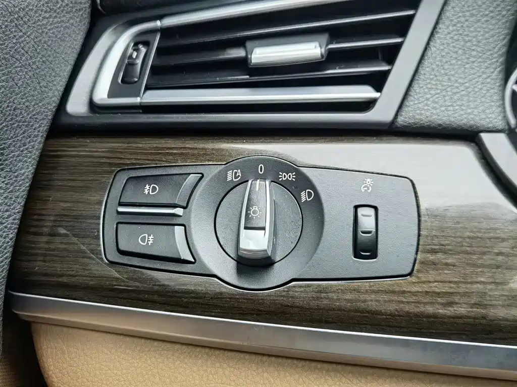 BMW 7 Series — миниатюра 21
