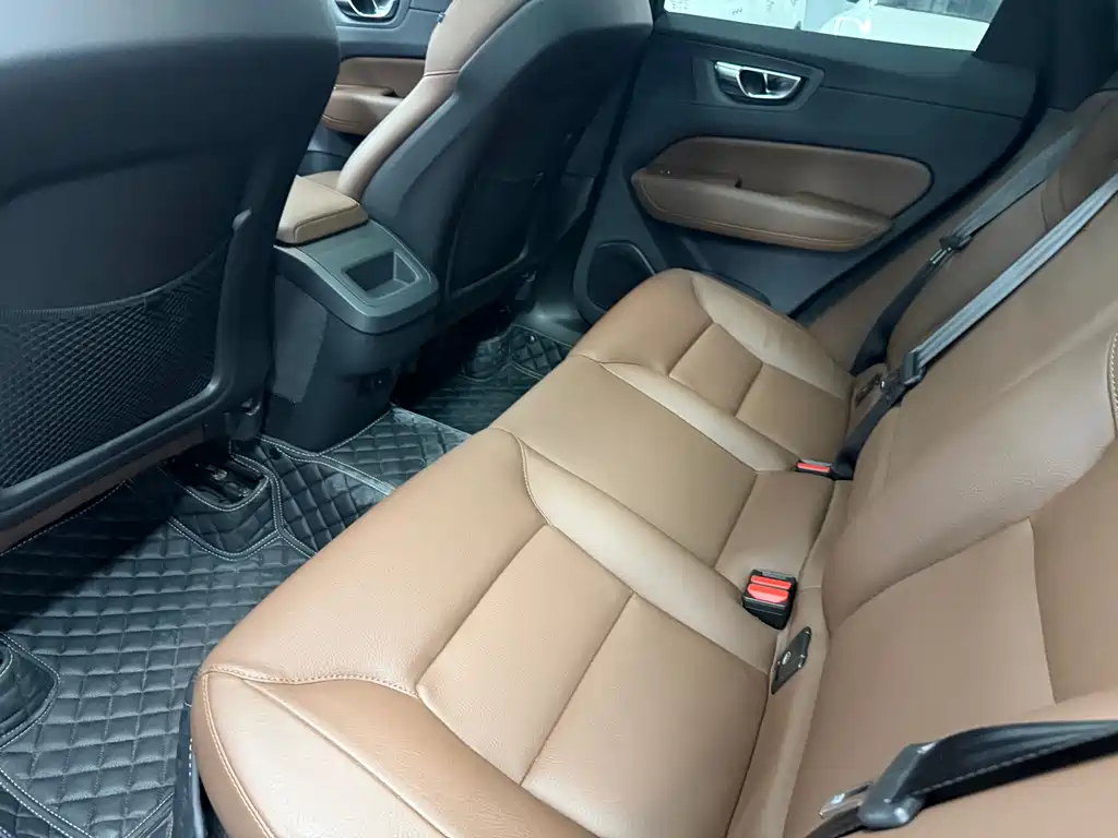 Volvo XC60 2025 B5 Luxury