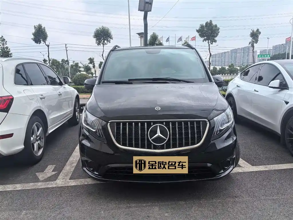 Mercedes-Benz Vito 2023 2.0T Elite 7 мест