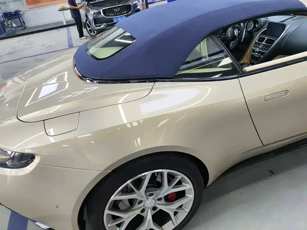 Aston Martin DB11 — миниатюра 7