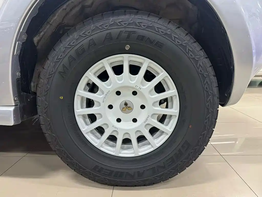 Mitsubishi Pajero — миниатюра 9