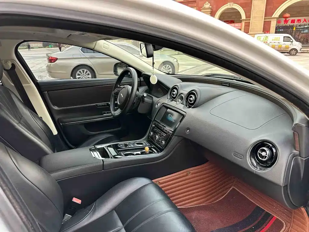 Jaguar XJ — миниатюра 9