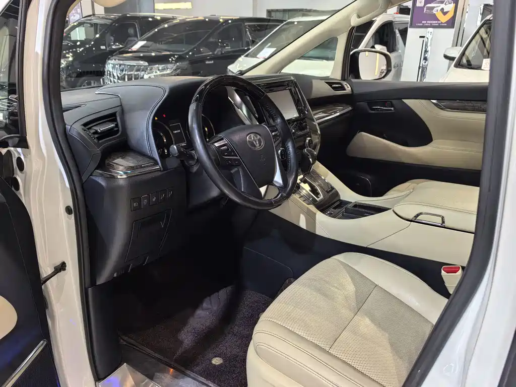 Toyota Vellfire 2019 2.5L HV Luxury