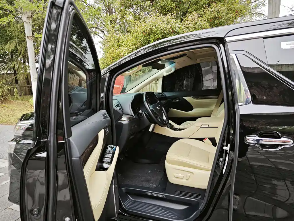Toyota Vellfire 2023 2.5L HV Luxury