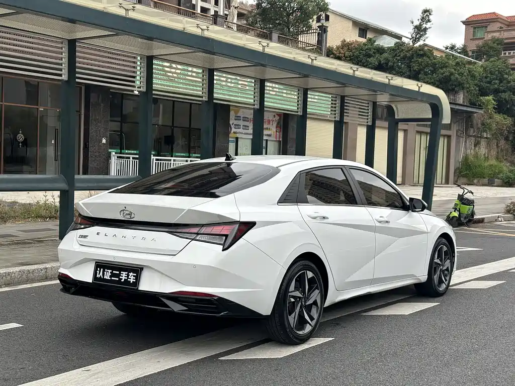 HYUNDAI ELANTRA