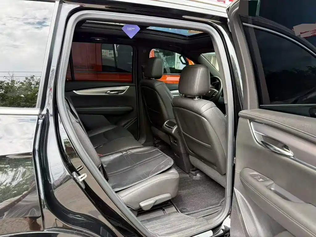 Cadillac XT6 2021 28T мест