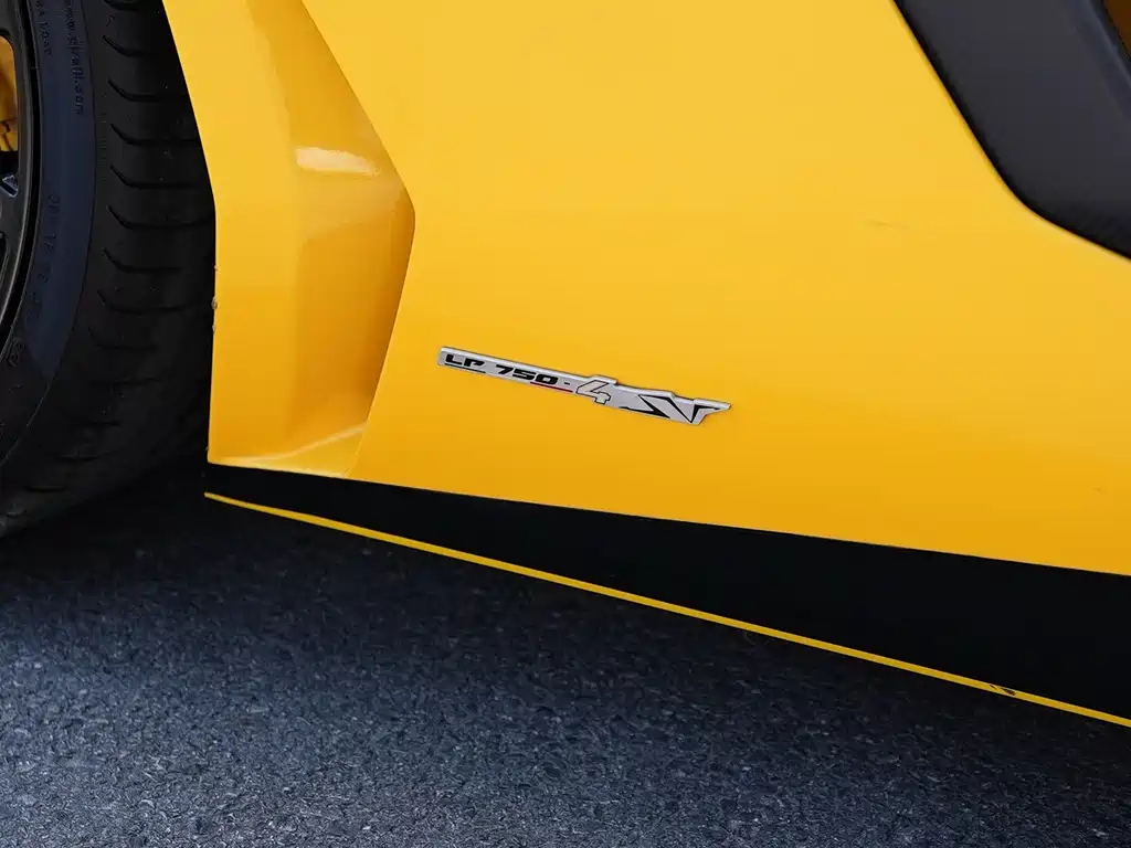 LAMBORGHINI AVENTADOR