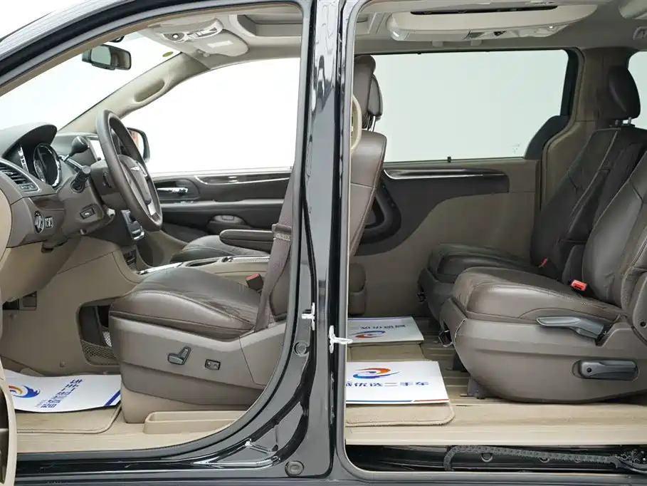 Chrysler Grand Voyager (Import) 3.6L Luxury Edition, фото 10