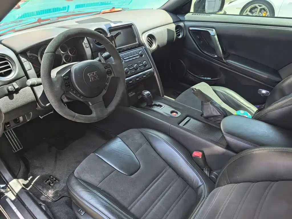 Nissan GT-R — миниатюра 6