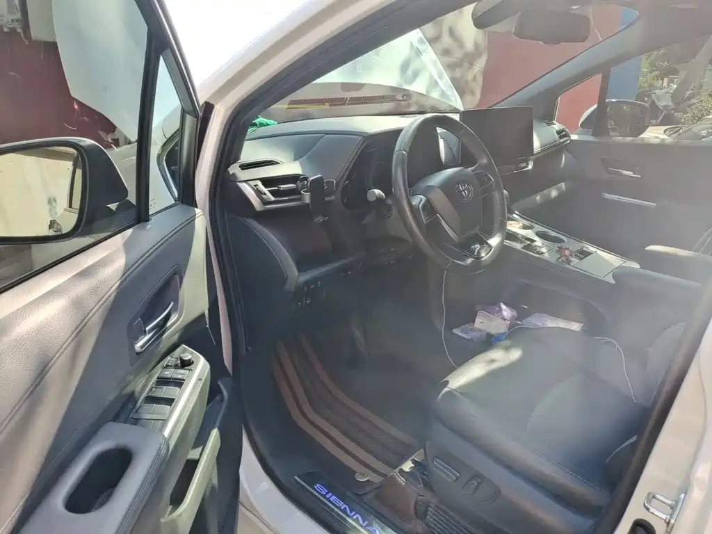 Toyota Sienna — миниатюра 14