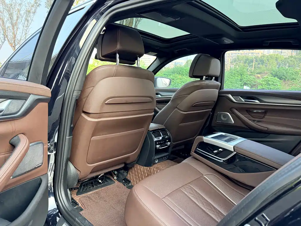 BMW 5 Series — миниатюра 6