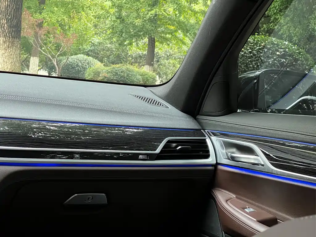 BMW 7 Series — миниатюра 21