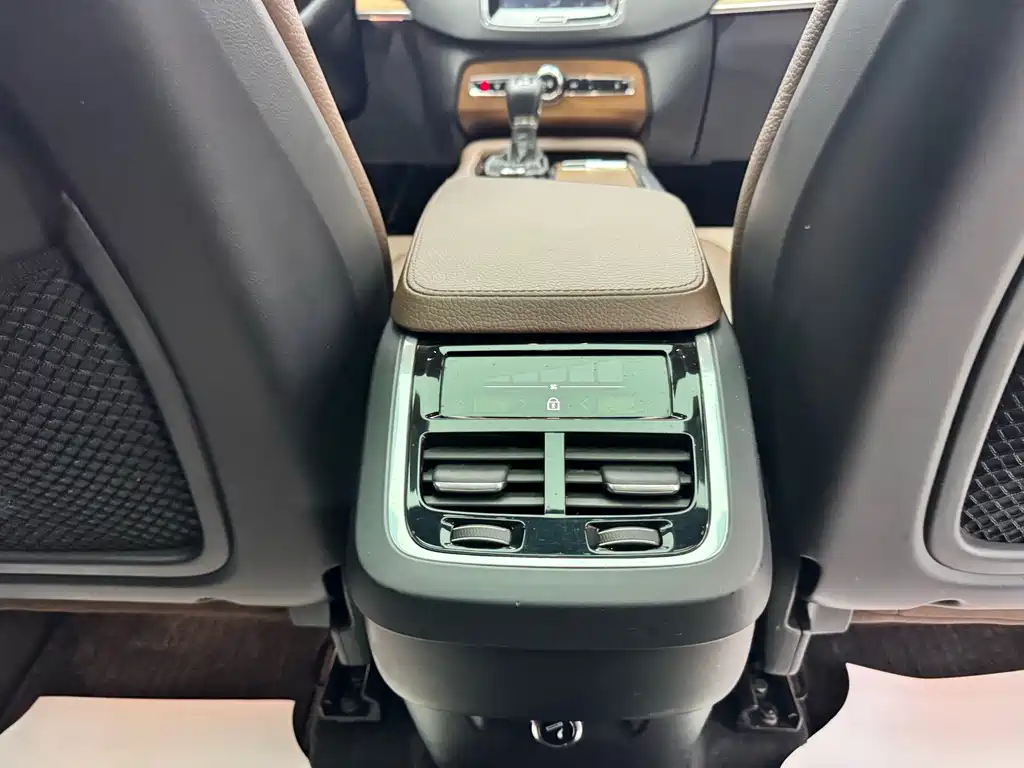 Volvo XC90 — миниатюра 20
