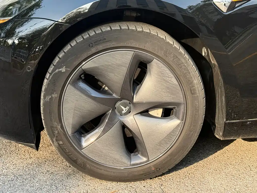 Tesla Model 3 — миниатюра 5