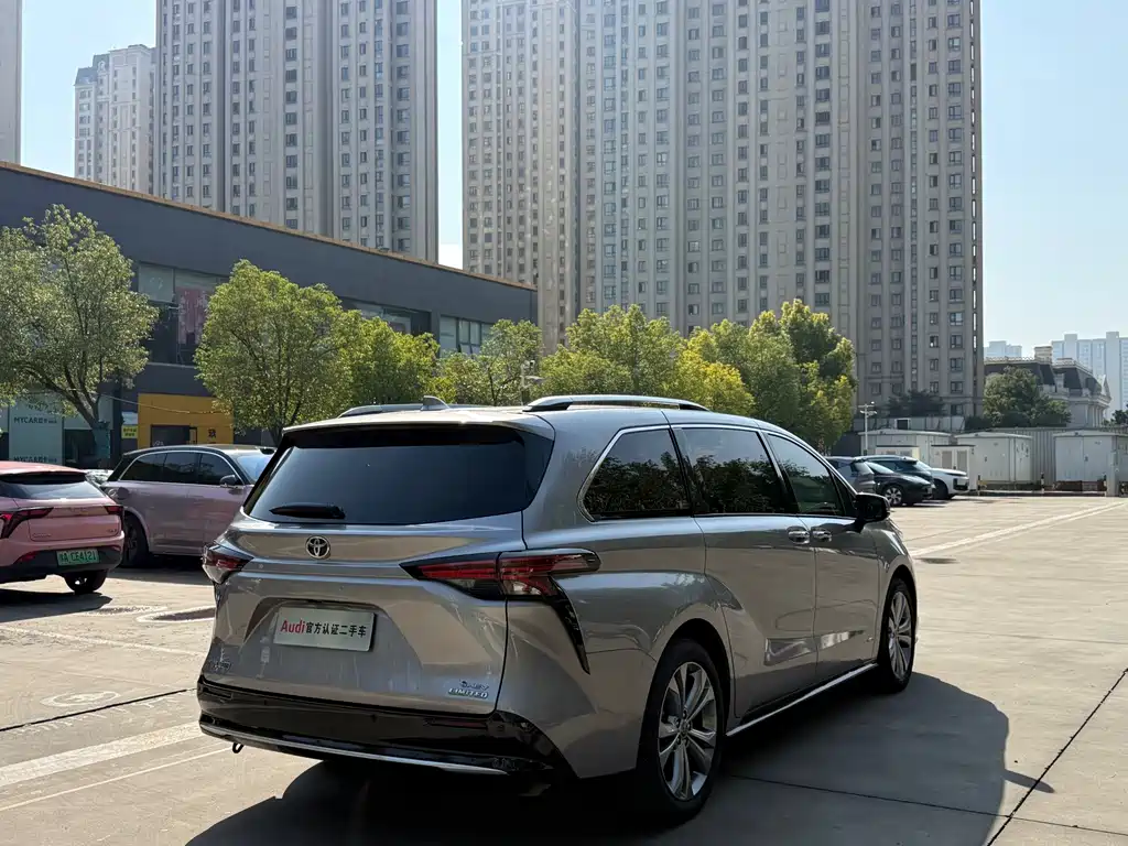 Toyota Sienna — миниатюра 4