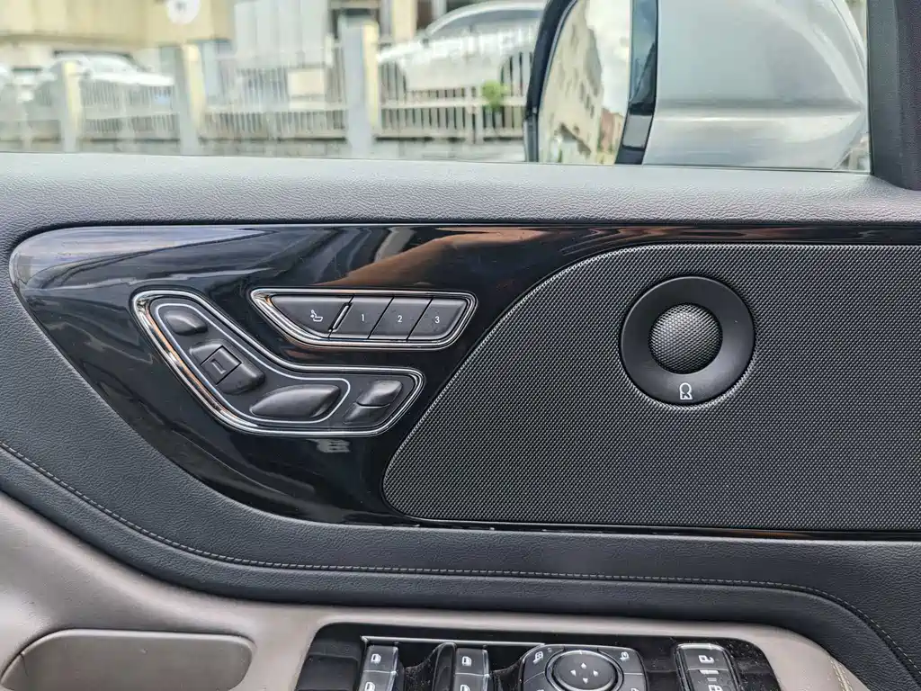 Lincoln Aviator — миниатюра 9
