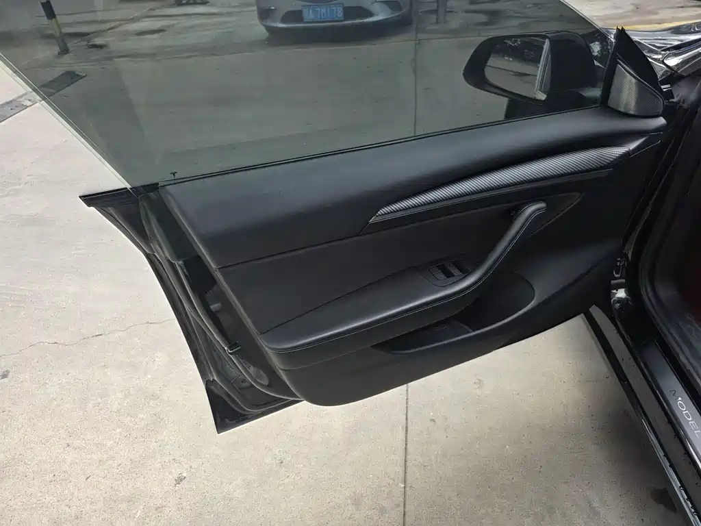Tesla Model 3 — миниатюра 6