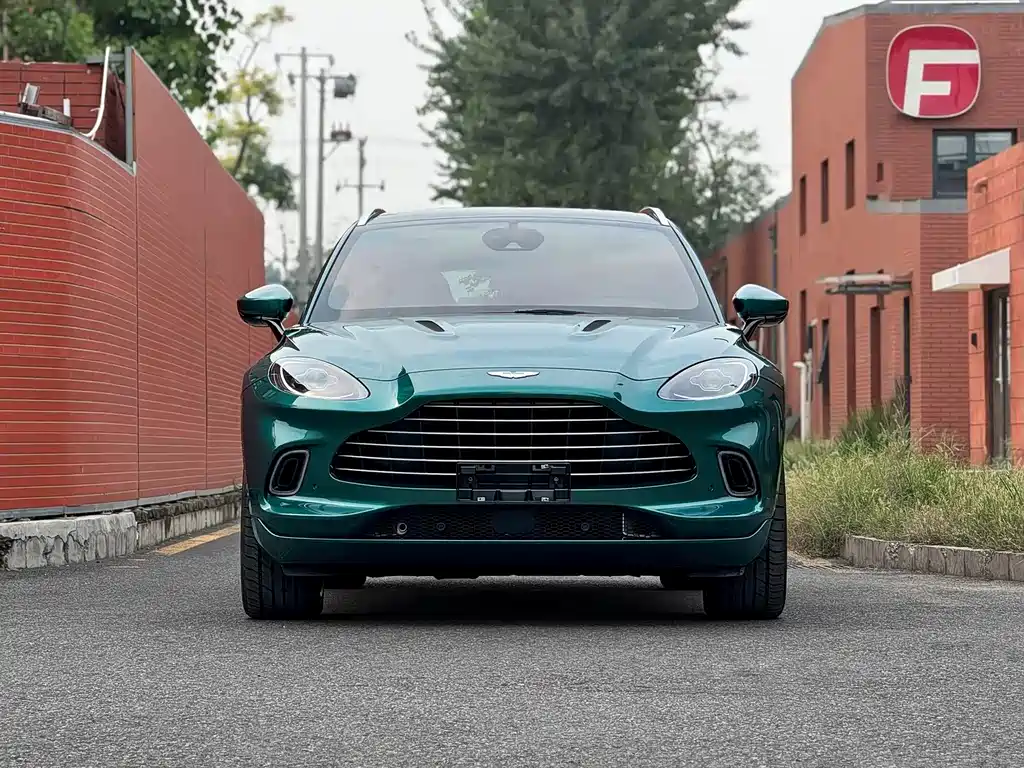 ASTON MARTIN DBX