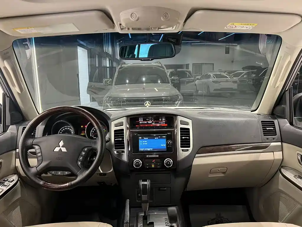Mitsubishi Pajero (Import) — миниатюра 7