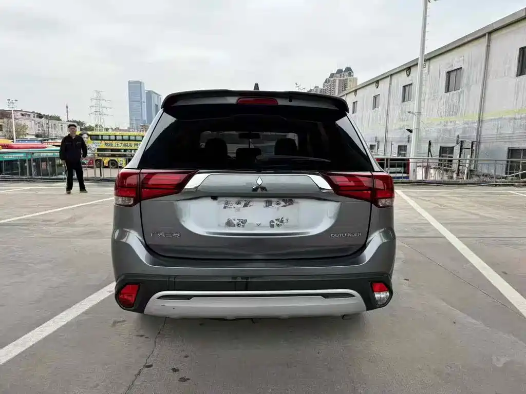 MITSUBISHI OUTLANDER